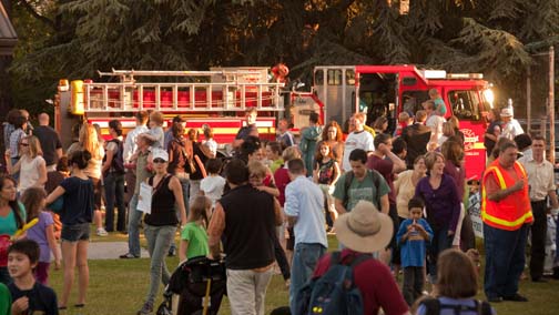 social_truck_crowd_dane